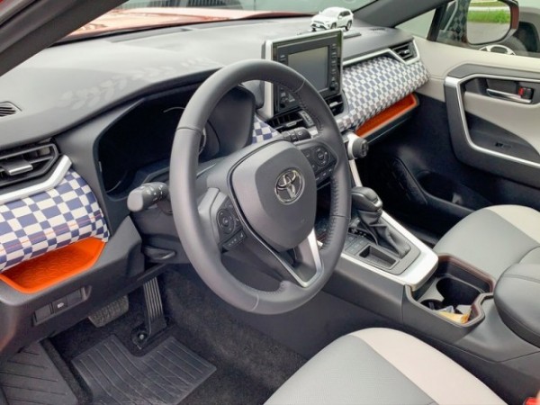 Поиздевались над RAV4