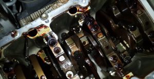 После прогрева двигателя загорается лампочка давления масла