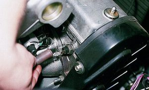 После прогрева двигателя загорается лампочка давления масла