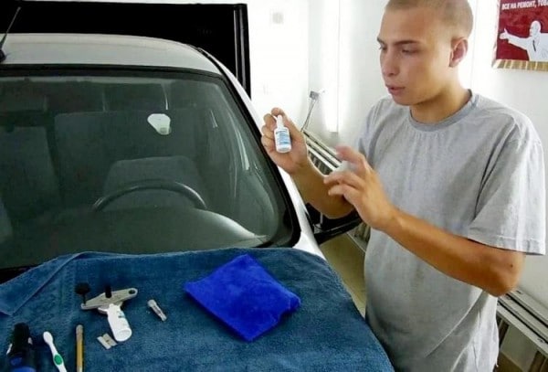 Скол на лобовом стекле автомобиля &mdash; что делать