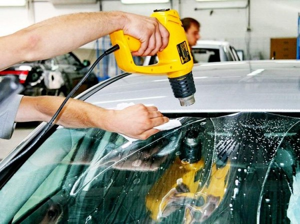 Скол на лобовом стекле автомобиля &mdash; что делать