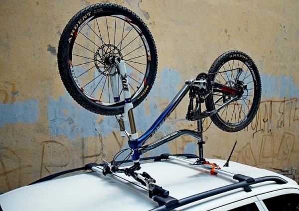 Велосипедный багажник на крыше автомобиля