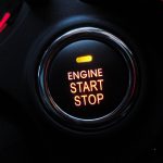 Во время запуска двигателя отключается магнитола: почему так происходит