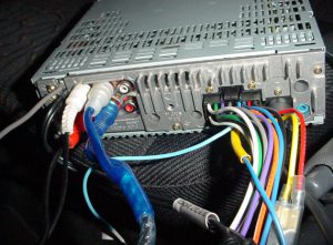 Во время запуска двигателя отключается магнитола: почему так происходит