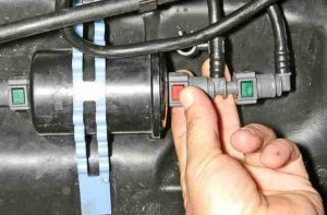 Запах бензина при запуске двигателя: основные причины