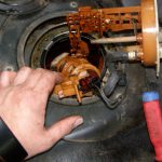 Запах бензина при запуске двигателя: основные причины