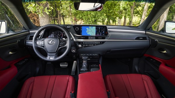 Седан Lexus ES 250 впервые получил полный привод