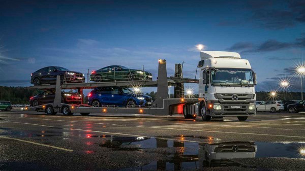 Компания BMW поздравила Mercedes-Benz с днем дальнобойщика в России