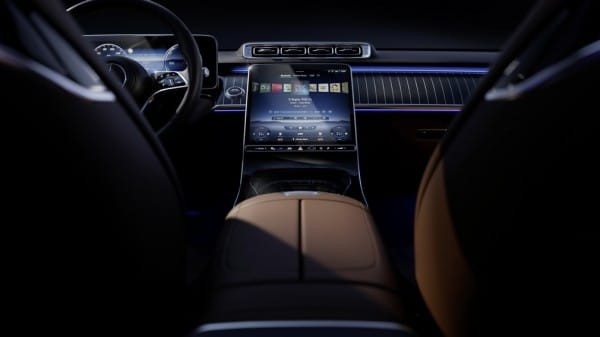 Компания Mercedes-Benz рассказала об инновационной подсветке салона нового S-Class