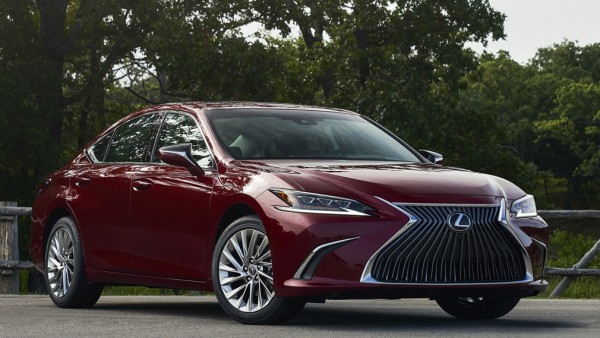 Седан Lexus ES 250 впервые получил полный привод