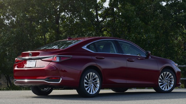 Седан Lexus ES 250 впервые получил полный привод