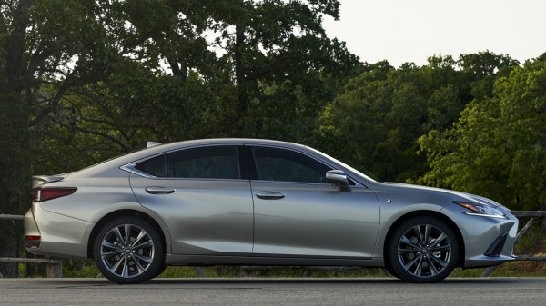 Седан Lexus ES 250 впервые получил полный привод