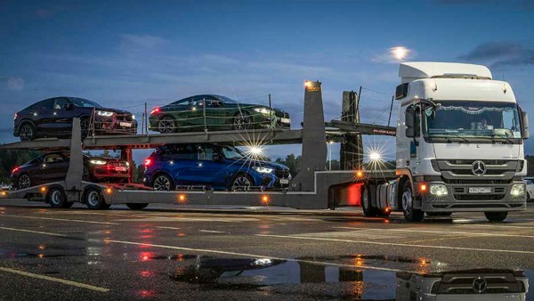 Компания BMW поздравила Mercedes-Benz с днем дальнобойщика в России
