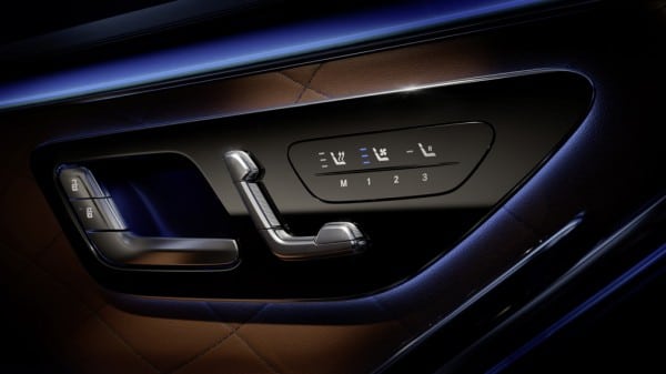 Компания Mercedes-Benz рассказала об инновационной подсветке салона нового S-Class