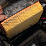 Как часто нужно менять воздушный фильтр двигателя: по состоянию или по пробегу
