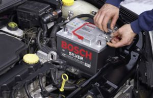 Каким должно быть напряжение аккумулятора на заведенном моторе: проверка напряжения АКБ