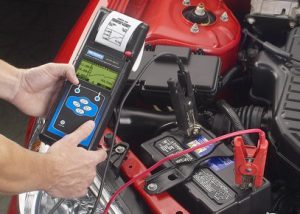 Каким должно быть напряжение аккумулятора на заведенном моторе: проверка напряжения АКБ