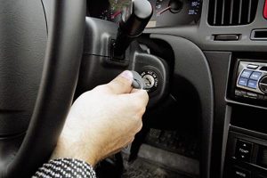 Почему двигатель не &laquo;схватывает&raquo; при запуске мотора: основные причины и что делать водителю