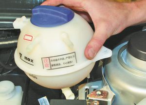 Расширительный бачок системы охлаждения мотора: назначение, устройство, неисправности