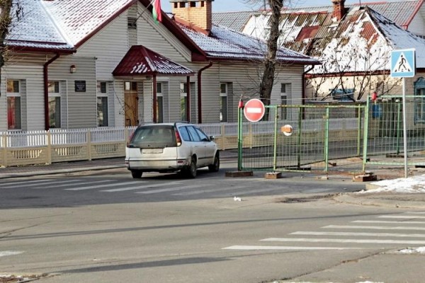 Штраф за проезд под кирпич &mdash; знак &laquo;Въезд запрещен&raquo;