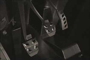 Выжимать или не выжимать сцепление перед запуском двигателя: что нужно знать