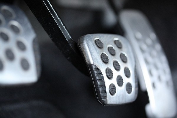 Выжимать или не выжимать сцепление перед запуском двигателя: что нужно знать