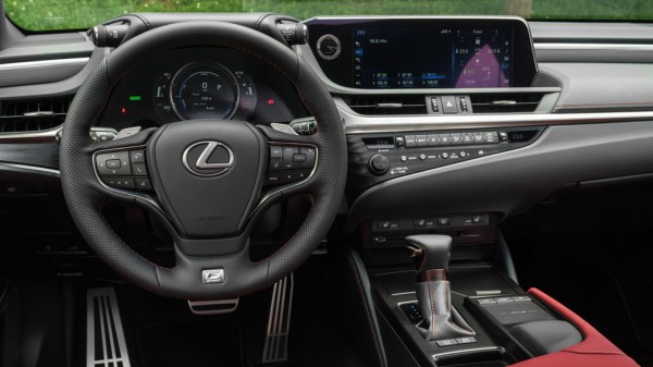 Седан Lexus ES подорожал в России