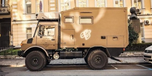 В Украине засняли уникальный автодом Mercedes