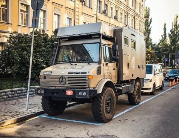 В Украине засняли уникальный автодом Mercedes