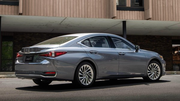 Седан Lexus ES подорожал в России