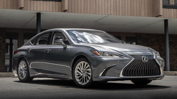 Седан Lexus ES подорожал в России