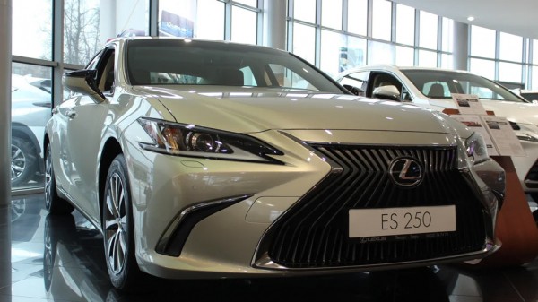 Седан Lexus ES подорожал в России