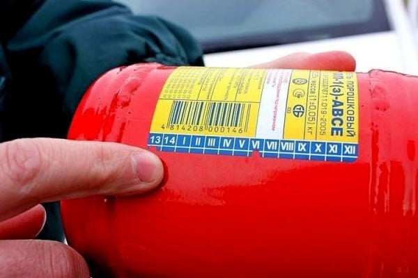 Автомобильный огнетушитель: разновидности и сроки годности