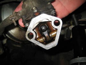 Бензин попал в масло двигателя: что делать водителю