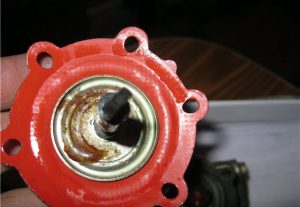 Бензин попал в масло двигателя: что делать водителю