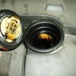 Бензин попал в масло двигателя: что делать водителю