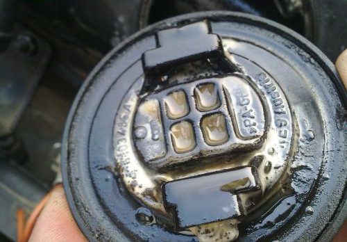 Бензин попал в масло двигателя: что делать водителю