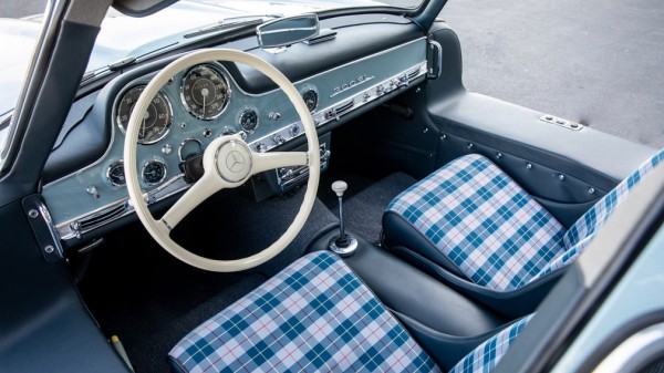 Эксклюзивный Mercedes-Benz 300SL Gullwing продают за 57 млн рублей