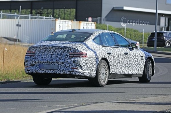 Электрический Genesis eG80 с батареей на крыше