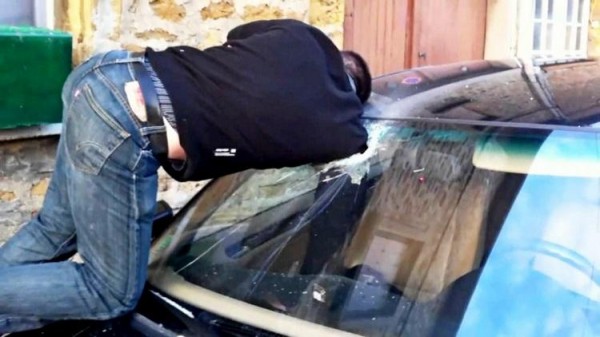 Если забыли ключи внутри машины &mdash; как открыть