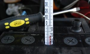 Какая плотность электролита&nbsp; должна быть в аккумуляторе: повышение плотности и плотность после зарядки АКБ