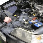 Наружный очиститель масла и других загрязнений с двигателя автомобиля