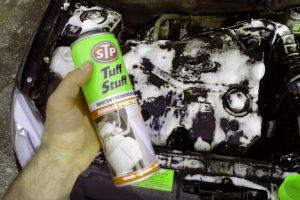 Наружный очиститель масла и других загрязнений с двигателя автомобиля