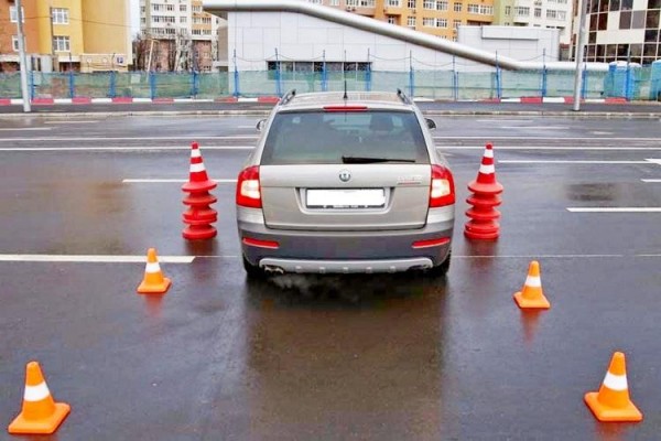 Парковка автомобиля задним ходом