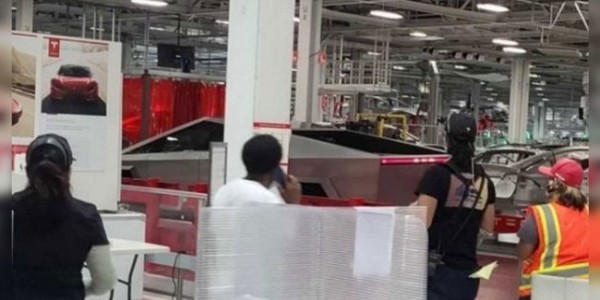 Пикап Cybertruck внезапно заметили на конвейере Tesla