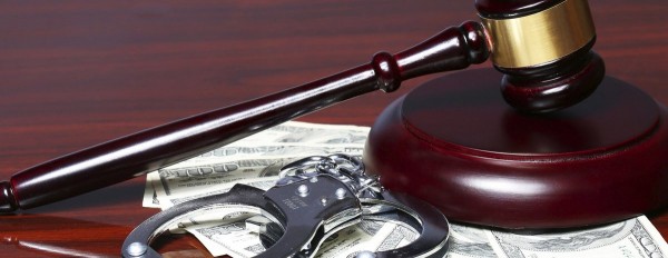 Работник страховой компании во Владимире осужден за взятку