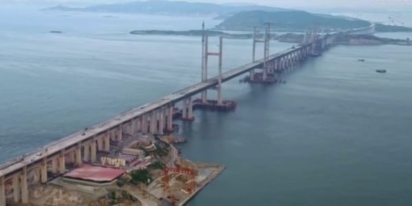 Самый длинный в мире мост через пролив прошел испытание нагрузкой (видео)