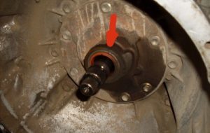 Течет масло между двигателем и коробкой: диагностика и способы ремонта