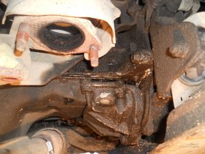 Течет масло между двигателем и коробкой: диагностика и способы ремонта
