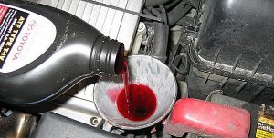 Течет масло между двигателем и коробкой: диагностика и способы ремонта